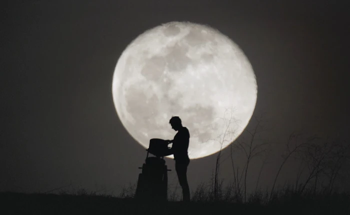 Đoạn phim này khiến tôi phải ngước lên nhìn ngắm vẻ đẹp của mặt trăng