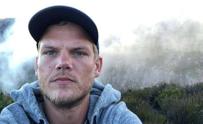 Nhìn lại cuộc đời của Avicii: Ngôi sao âm nhạc sáng chói nhưng lụi tàn vì rượu và áp lực sau ánh đèn sân khấu