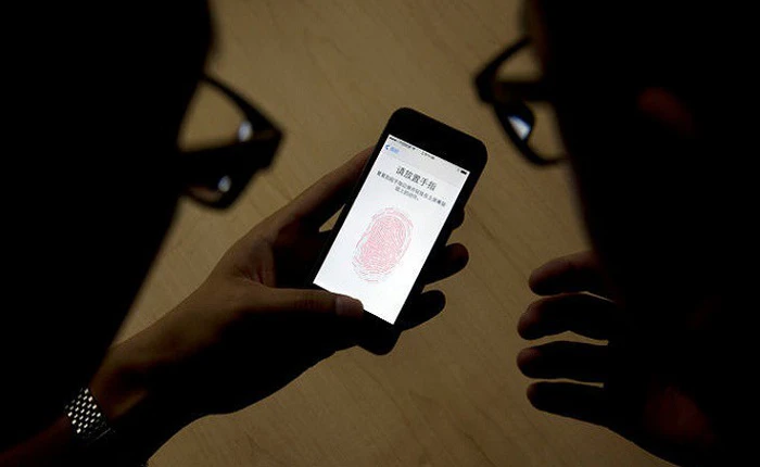 Cảnh sát đột kích nhà tang lễ lấy dấu vân tay từ xác chết để mở khóa điện thoại