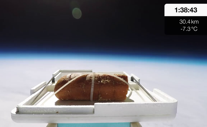 Youtuber đem bánh mì bơ tỏi ra ngoài không gian chỉ để xem vị của nó ra sao