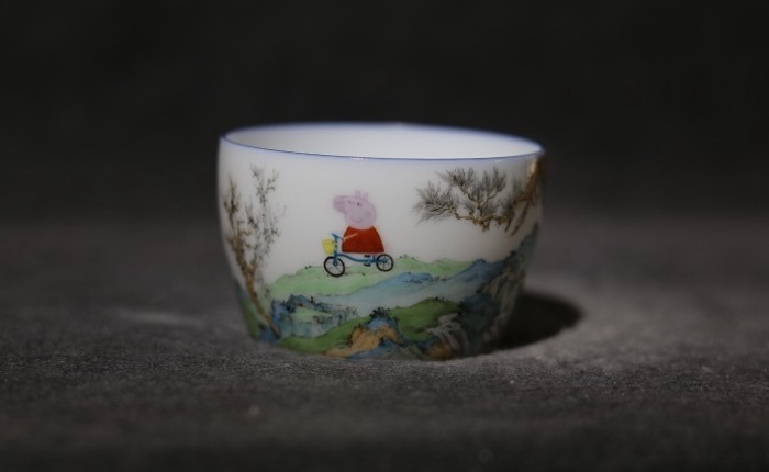 Internet Trung Quốc đang phát sốt vì loại cốc sứ nhà Thanh với hình vẽ hoạt hình của trẻ em Anh