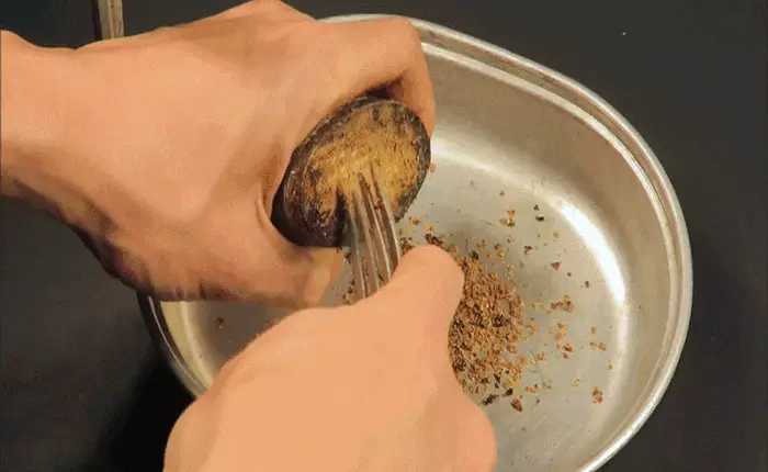 Thứ nhìn như đất cát này chính là hộp thịt bò có tuổi đời hơn 1 thế kỷ, hương vị của nó như thế nào?