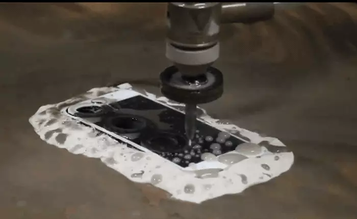 Thanh niên rảnh ngồi đục iPhone 8 để rèn nhẫn, bán đi vẫn có lãi mới tài