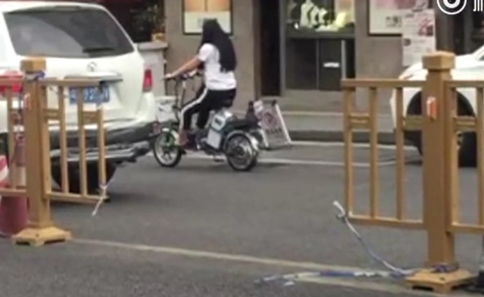 Trung Quốc: Chồng bí mật cắt rào chắn đường ray để vợ đi làm cho tiện