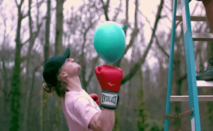 Xem người ta "tra tấn" bong bóng nước mà thấy thật là đã mắt dưới hiệu ứng quay siêu chậm