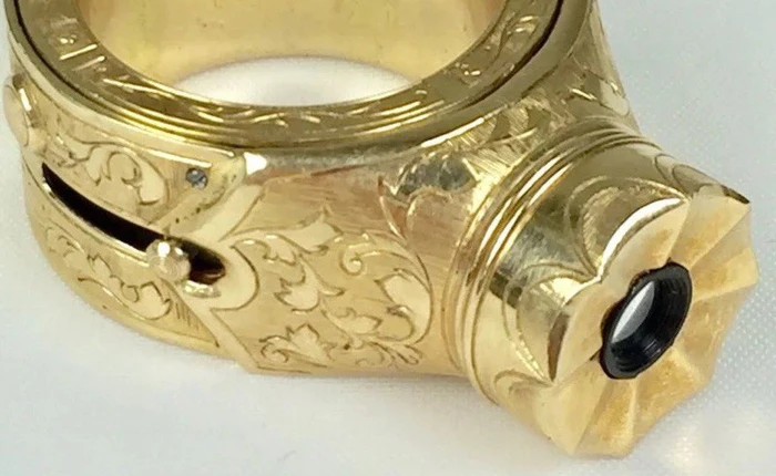 Chiếc nhẫn của James Bond phiên bản đời thực được bán trên eBay có giá lên tới 20.000 USD