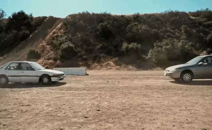 Cận cảnh hai chiếc ô tô đụng nhau trực diện dưới tốc độ siêu chậm, đầu xe nát bét, kính vỡ tan tành