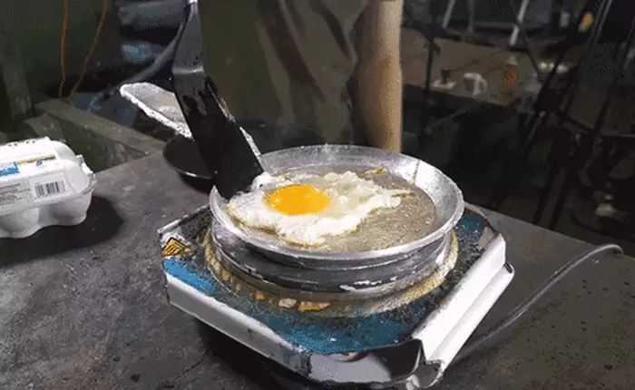 Biến giấy bạc thành quả cầu nhôm hơi phí, ép thành chảo rán hoặc dao làm bếp có ích hơn nhiều