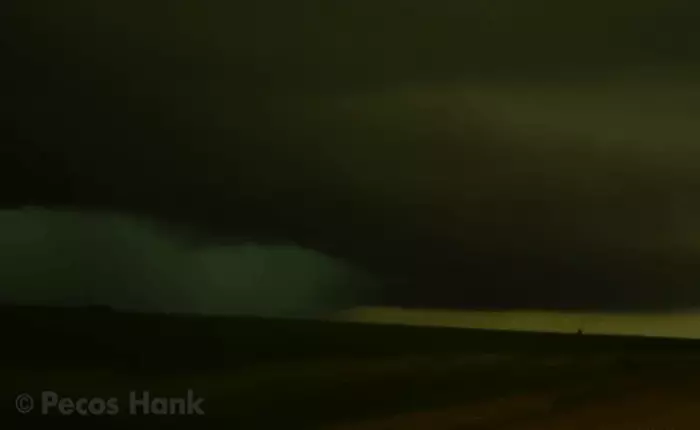 Nếu thấy đám mây xanh này, hãy sẵn sàng đón nhận cơn thịnh nộ của thiên nhiên