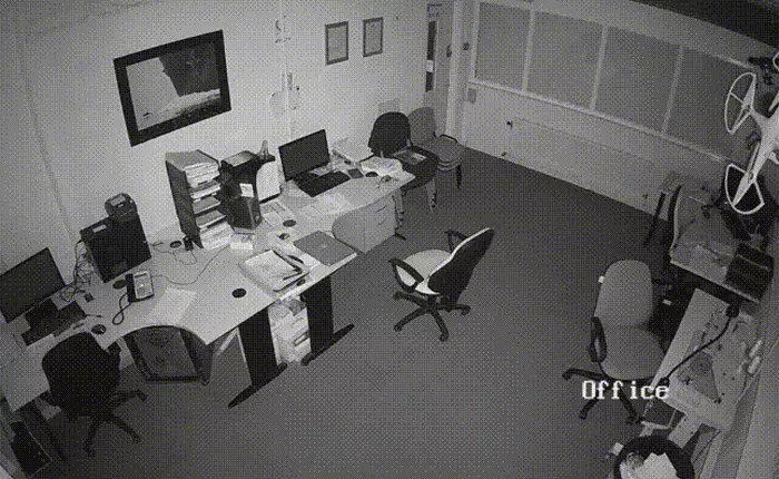 Cắm sạc qua đêm, laptop phát nổ thiêu cháy cả một góc văn phòng