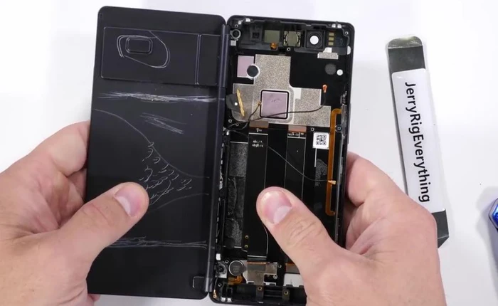 "Mổ bụng" ZTE Axon M: có gì bên dưới màn hình kép?