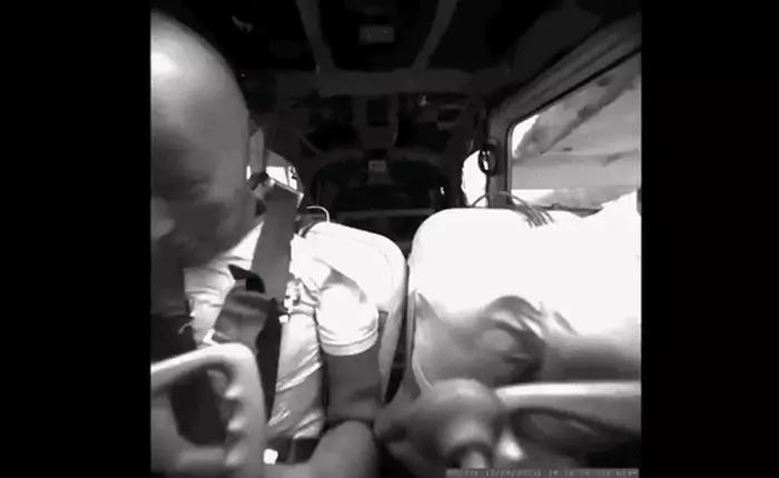 Không phải chạy deadline, không bị tắc đường nhưng cuộc sống của hình nộm NASA chắc chắn stress hơn chúng ta