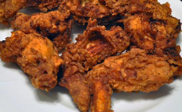 Đột nhiên bị đói khi đang "hành nghề", tên trộm dùng luôn bếp của gia chủ để rán gà và xúc xích