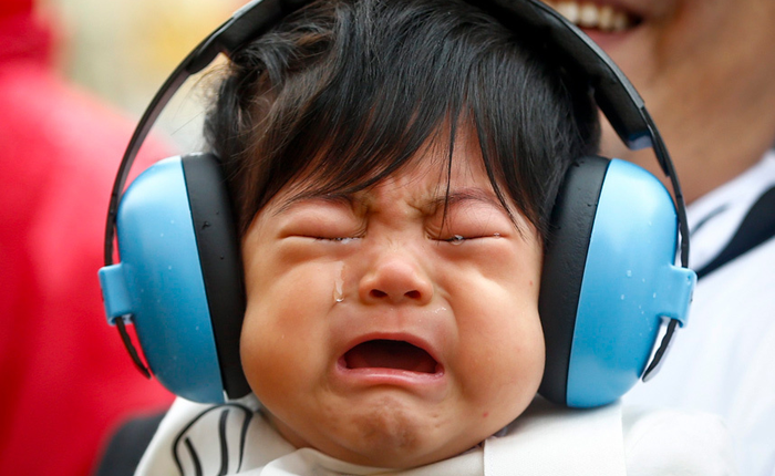 Chuyên gia NASA suýt bị điếc vì làm rơi nắp sứ bồn cầu