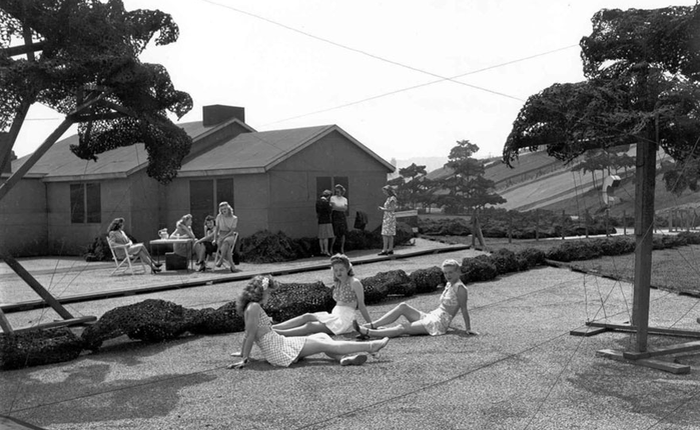 Bất ngờ với cách ngụy trang nhà máy sản xuất máy bay ném bom B-17 trong Thế Chiến 2 của quân đội Mỹ