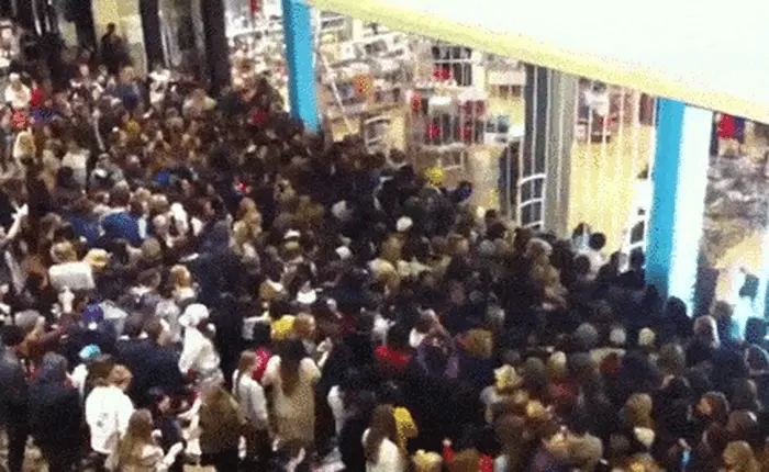 Làm thế nào để sống sót trong đám đông hỗn loạn, chỉ trực dẫm đạp lên nhau để thoát thân?