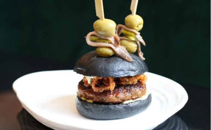 Khi màu đen được ngày càng nhiều đầu bếp nổi tiếng thế giới ưa chuộng: Đâu là nguyên do dẫn đến điều kỳ lạ này?