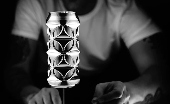 Anh nghệ sĩ này đã dành hàng năm trời biến những lon nước bỏ đi thành các tác phẩm nghệ thuật kỳ ảo