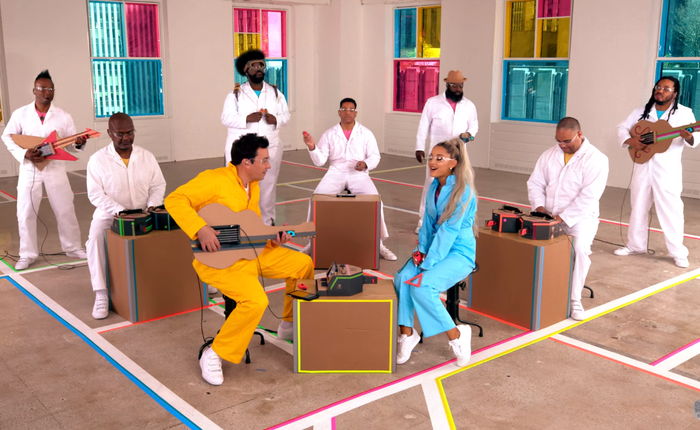 Ariana Grande khoe giọng hát cực đỉnh ngay trên nền nhạc do bộ phụ kiện bìa cứng của Nintendo Switch tạo ra