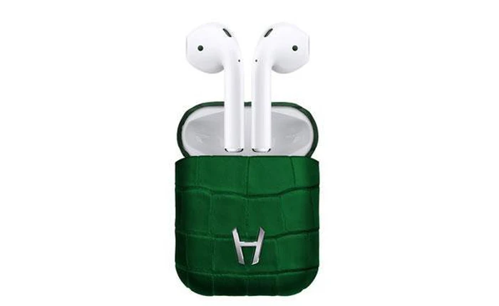 Hãng phụ kiện nổi tiếng của Pháp ra mắt bộ sưu tập tai nghe AirPods độ vỏ da cá sấu, giá cao gấp bốn lần
