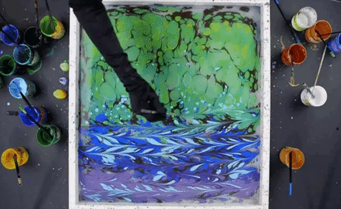 Nếu bạn đang căng thẳng, hãy xem cách hoạ sĩ vẽ tranh trên mặt nước để thư giãn não bộ