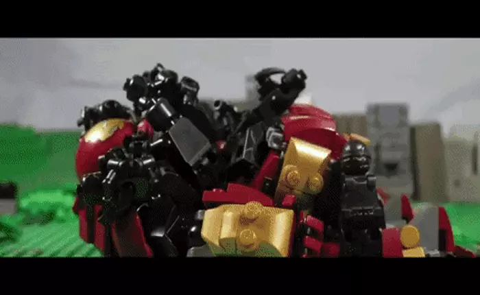 Xem cảnh Thor cầm Stormbreaker xuất hiện hoành tráng trong Avengers: Infinity War được tái hiện dưới dạng LEGO