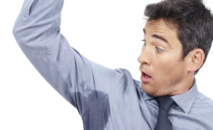Trời nóng đổ lửa, mồ hôi dưới cánh tay cứ “hô biến” vùng nách áo thành màu khác hẳn - vì sao vậy?