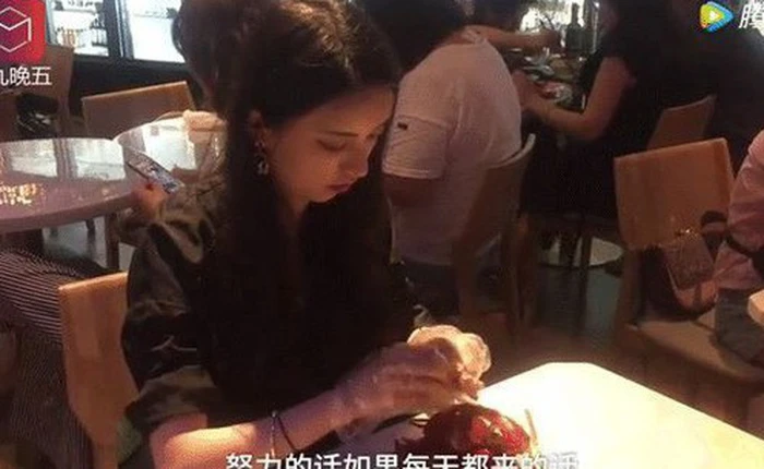 Việc nhẹ lương cao dành cho sinh viên: Bóc tôm cua cho khách, kiếm hàng chục triệu đồng mỗi tháng