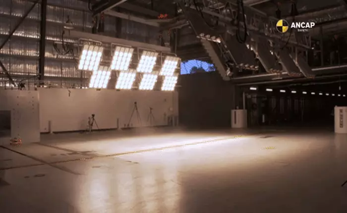 Xem Toyota Corolla 1998 đấu đầu Corolla 2015 để biết công nghệ đảm bảo an toàn trên xe hơi đã tiến bộ thế nào