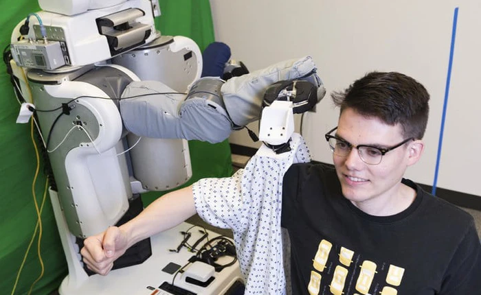 Quá lười để mặc quần áo? Đừng lo, đã có robot làm thay cho bạn rồi