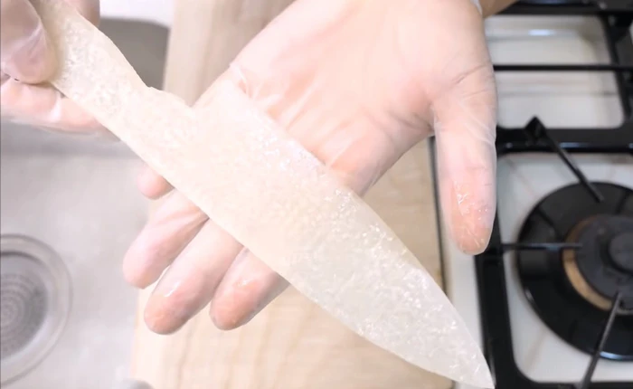 Youtuber Nhật Bản tiếp tục khiến Internet phát sốt vì chế ra miếng phồng tôm sắc nhất thế giới