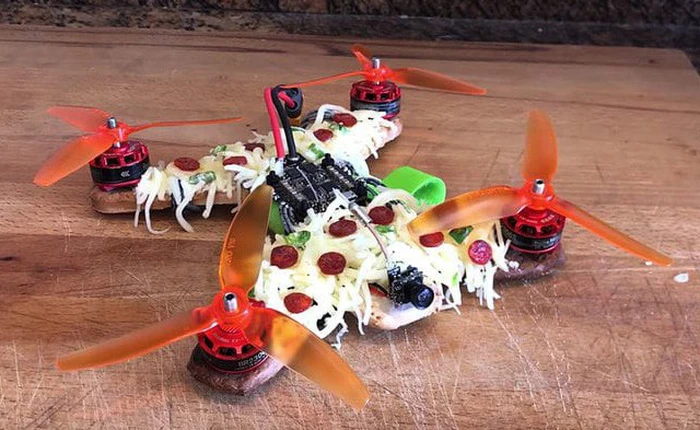 Cùng xem chiếc drone làm từ pizza này bay lượn trên bầu trời không khác gì máy bay thực thụ