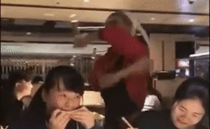 Say sưa biểu diễn, nhân viên bất cẩn để sợi mỳ quấn vào mặt thực khách