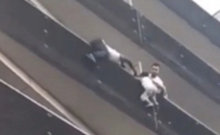 Leo 4 tầng lầu bằng tay không trong 30 giây để cứu sống cậu bé mắc kẹt ngoài ban công, Spider-Man đời thực đã được đền đáp xứng đáng