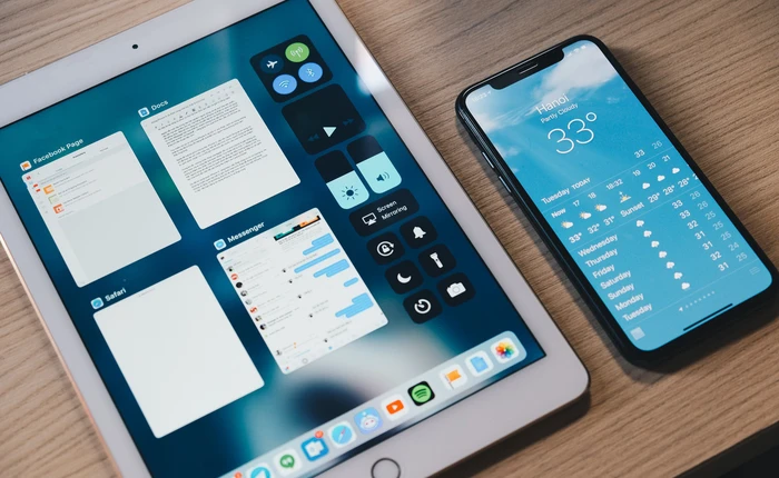 Dùng iPhone X và iPad cùng một lúc thật là khó chịu