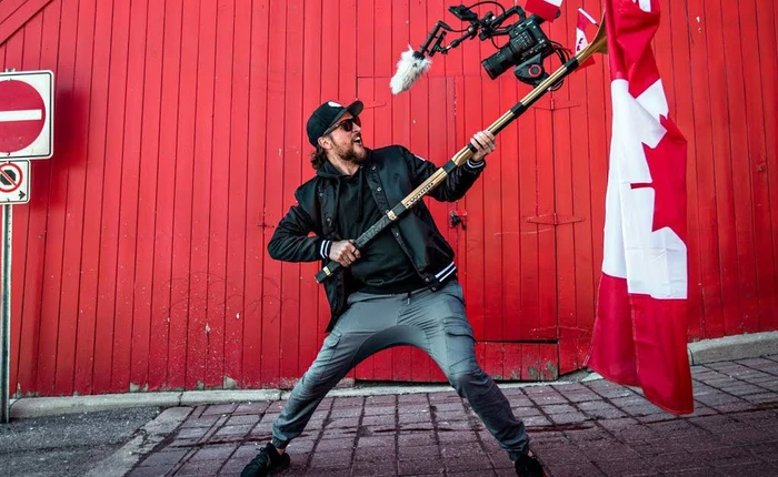 Chiêm ngưỡng bộ gậy tự sướng tích hợp máy quay phim giá hơn 200 triệu đồng