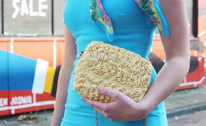 Xuất hiện loại ví y hệt vắt mì ăn liền, bán 4,5 triệu đồng vẫn ối người mua