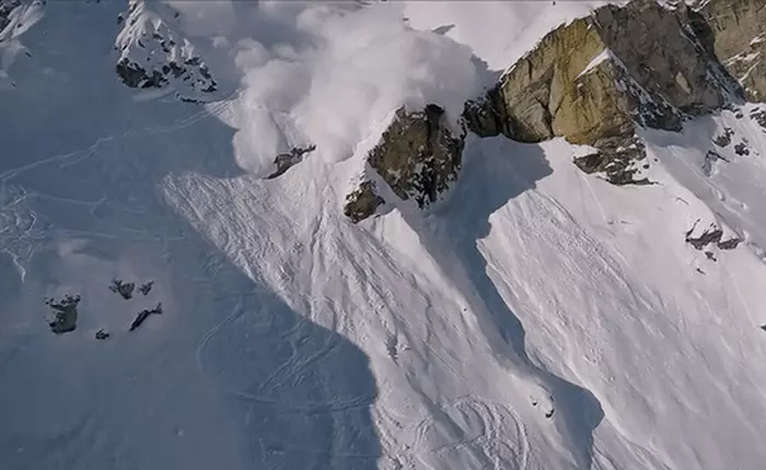 Thót tim khoảnh khắc vận động viên trượt tuyết kịp bung dù trước khi bị trận tuyết lở nuốt chửng