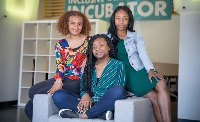 Ba cô gái da màu, vào tới vòng chung kết khoa học do NASA tổ chức thì bị forum 4chan cố tình hãm hại, đã nhận được 4.000 USD ủng hộ từ thành phố