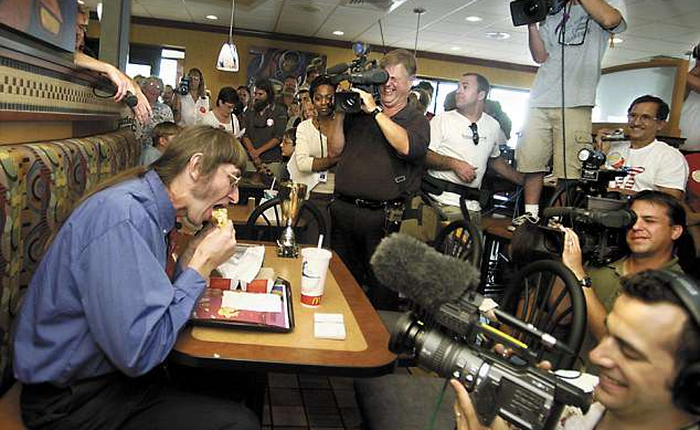 Mỗi ngày ăn ít nhất 1 chiếc Big Mac, gần 50 năm nữa bạn sẽ đạt kỷ lục Guinness giống người đàn ông này