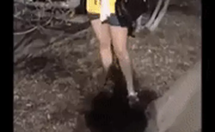 [Vui] Trượt vỏ chuối theo nghĩa đen là có thật, hãy để cô gái này chứng minh điều đó