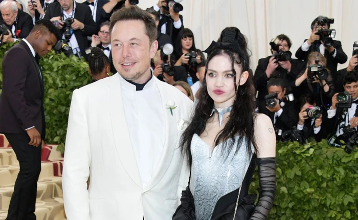 "Thả thính" như Elon Musk: Nói bông đùa về AI, có luôn bạn gái nhạc công xinh đẹp