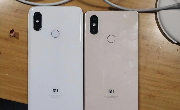 Rò rỉ ảnh thực tế Xiaomi Mi 7, mặt lưng kính, màn hình tai thỏ