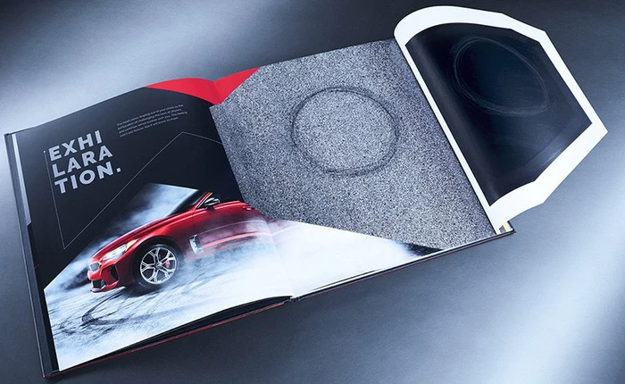 Ô tô của KIA khó có thể drift nhưng sách quảng cáo xe của họ thì có thể drift khét lẹt ngay trên trang giấy