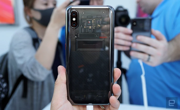 Hình ảnh cận cảnh Xiaomi Mi 8 Explorer, mặt lưng trong suốt hay nhãn dán?