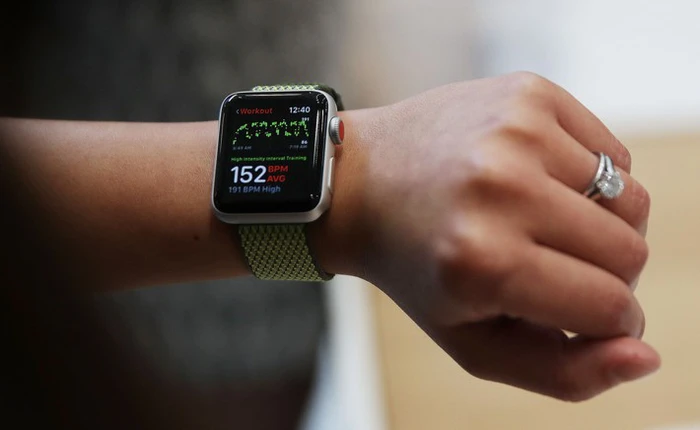 Canada: Nữ sinh viên bị phạt 400 USD vì sử dụng Apple Watch để xem giờ khi đang lái xe