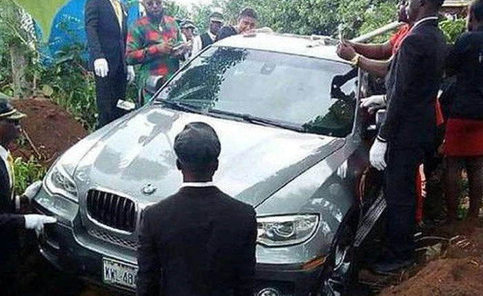 Con trai chôn cất bố trong chiếc BMW mới toanh vì khi bố còn sống chưa kịp mua tặng