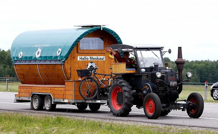 Để cổ vũ cho đội tuyển Đức, người đàn ông 70 tuổi lái máy kéo sang Nga xem World Cup