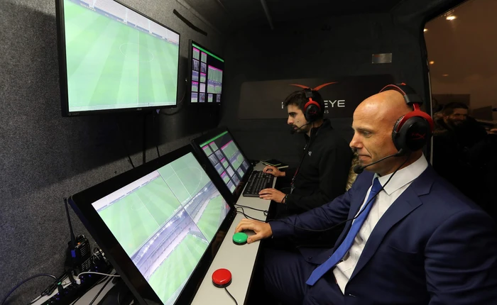 Giải ngố về VAR, công nghệ Video Hỗ trợ Trọng tài tại World Cup 2018 khiến không cầu thủ nào có thể chơi xấu được nữa