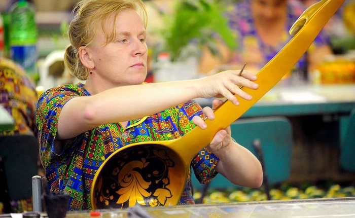 Thay vì kèn, trống hay mâm, fan bóng đá Nga lại sử dụng… thìa để cổ vũ cho World Cup 2018